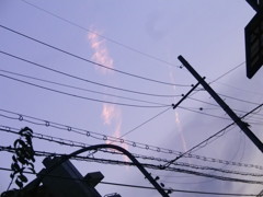雲、電線。