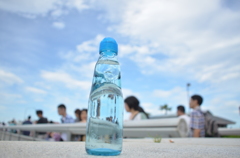 ラムネ瓶と空