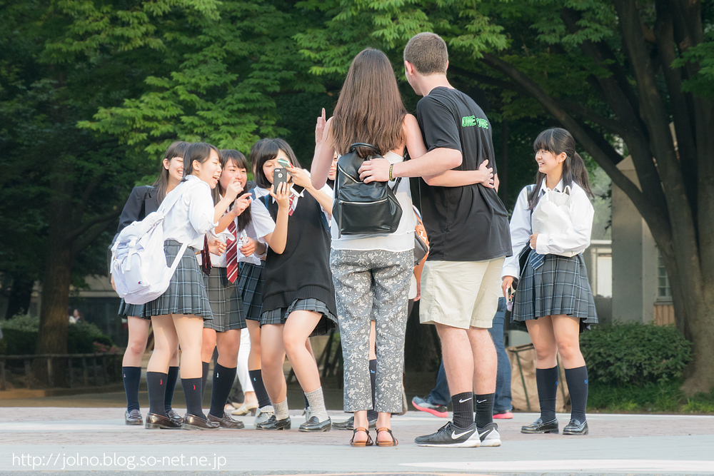 日本観光を満喫する外国人とおもてなしをする高校生 By ジョルノ飛曹長 Id 写真共有サイト Photohito