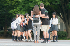 日本観光を満喫する外国人とおもてなしをする高校生