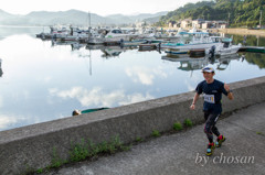 閑かな内海のそばを走る。