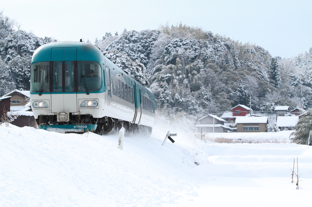 雪を蹴散らして