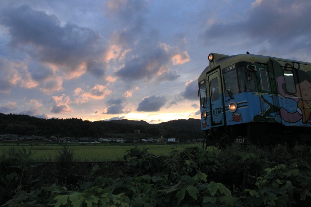 夕暮れ空の下を