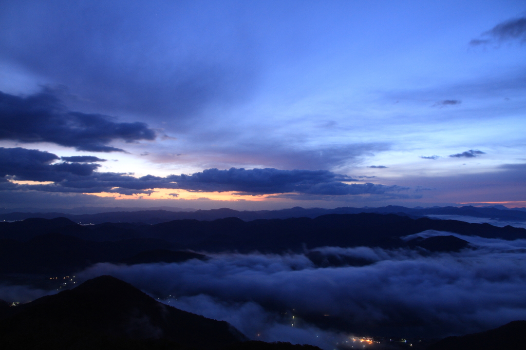 蒼い朝の雲海