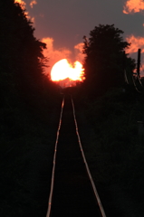 鉄路の向こうの夕日