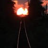 鉄路の向こうの夕日