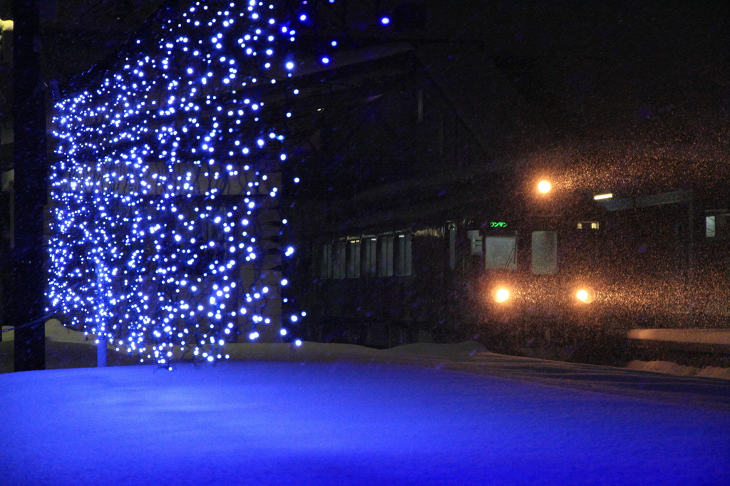 雪降る峰山駅