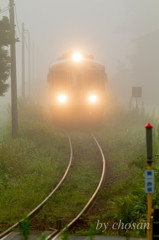 霧の赤坂踏切通過