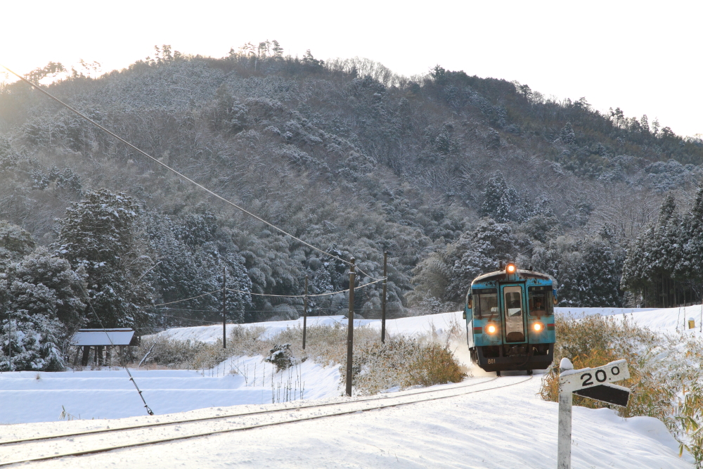 雪景色の中の単行列車
