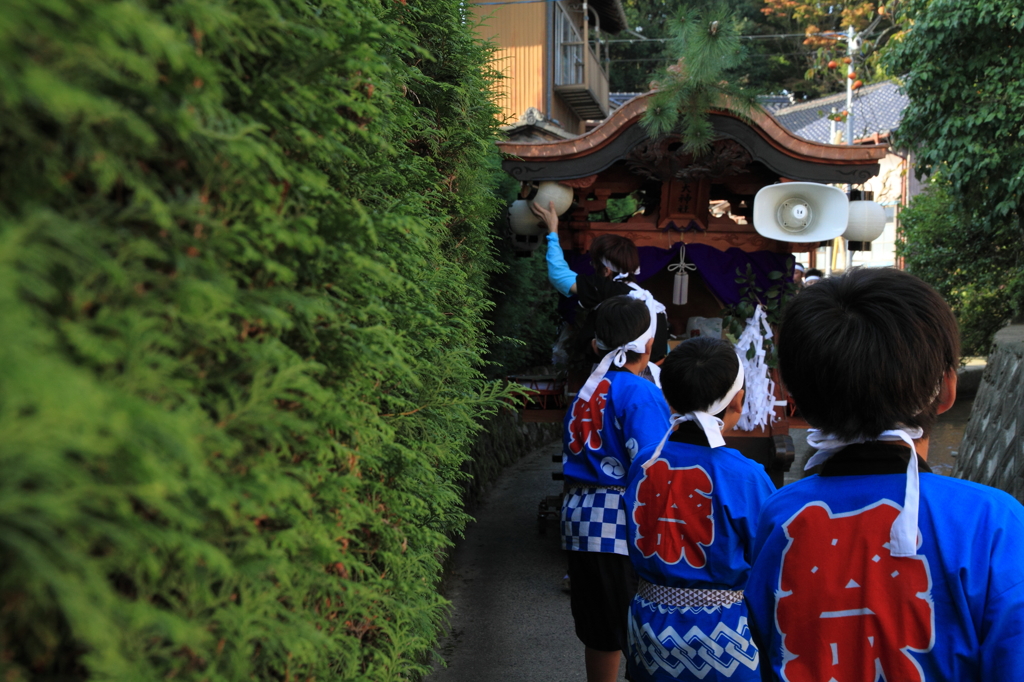 我が村祭ー路地を進む