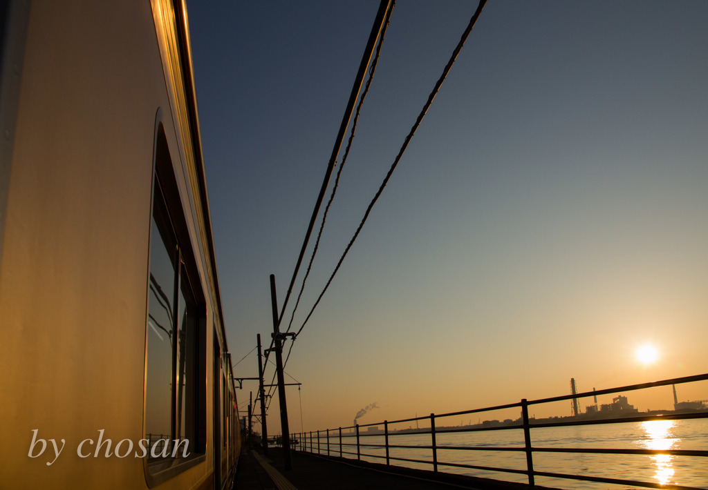 朝日に照らされる一番列車