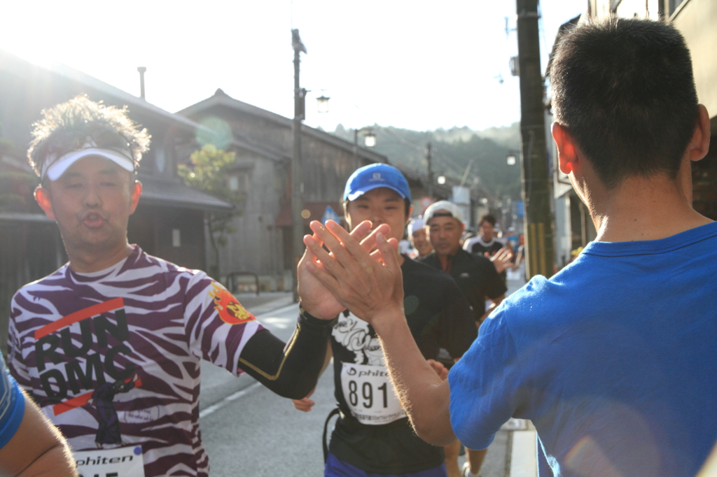 応援ハイタッチー丹後ウルトラマラソン