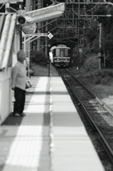 日陰で列車待ち
