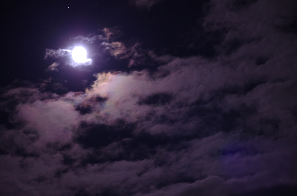 雲と夜と月