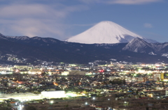 光る