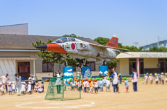 T-2型戦闘機のある幼稚園