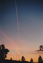 ピンクの飛行機雲