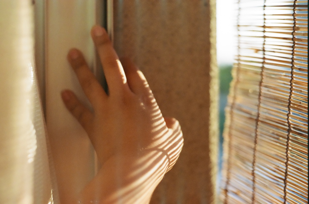 簾から通る秋風