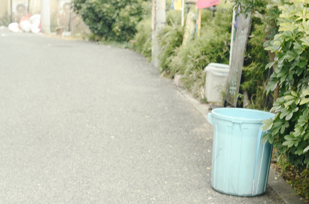 ご家庭のごみは捨てないでください