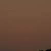 沈む夕日と飛行機雲