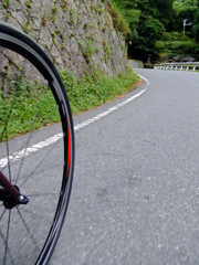 多羅尾の集落を快走中。