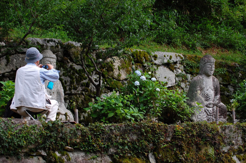 スケッチをする人　