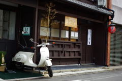 白いベスパ