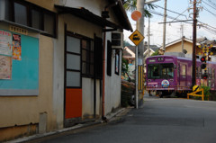 嵐電　住宅街を行く電車