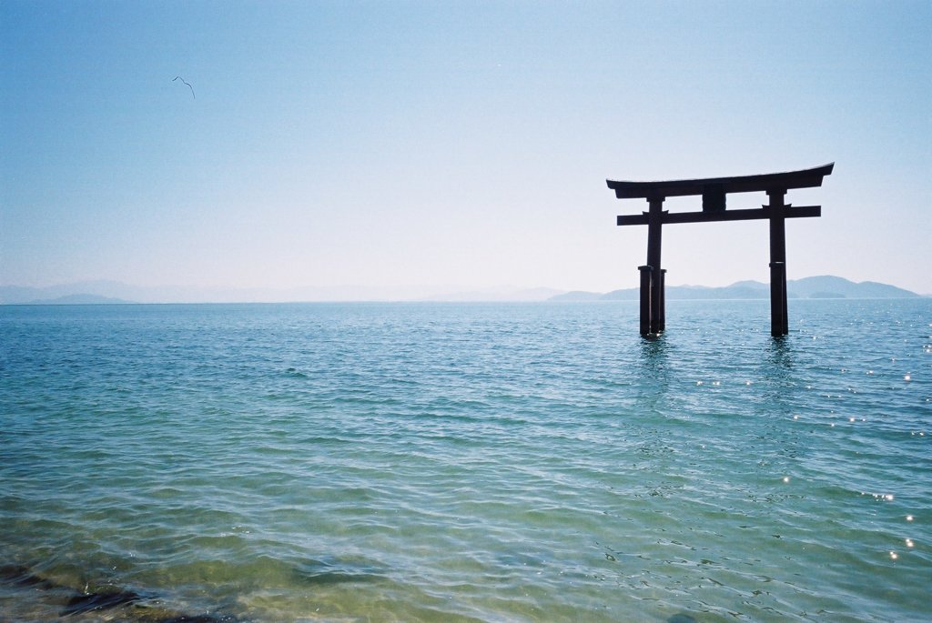 湖水にそびえる