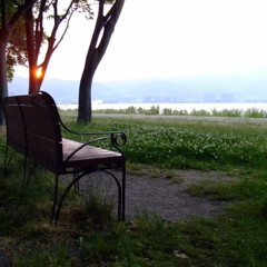 誰も居ない湖岸