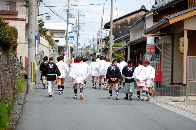 男たちの背中