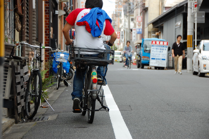 自転車を漕ぐ人