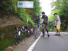 上りきった！　アセボ峠