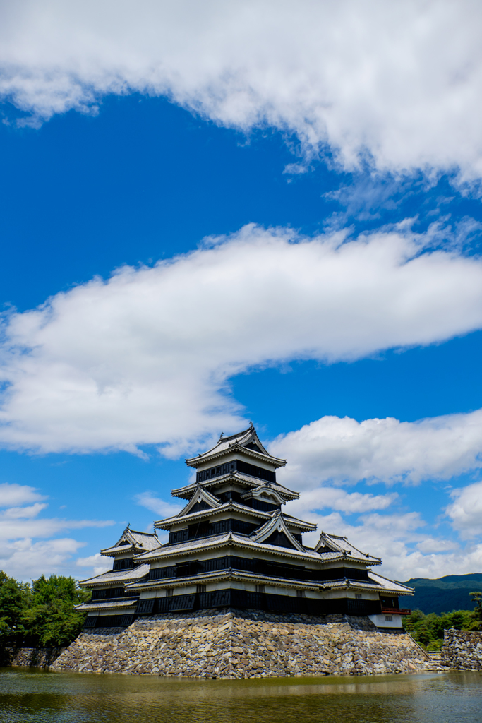 青い空・白い雲・城