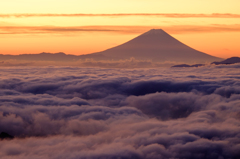 富士山と荒れる雲海