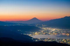 諏訪湖夜景と朝焼けに染まる富士