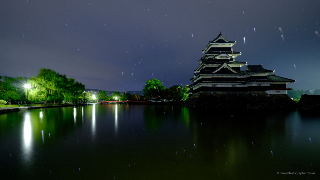 雨の松本城