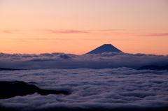 サーモンピンクの空と富士山