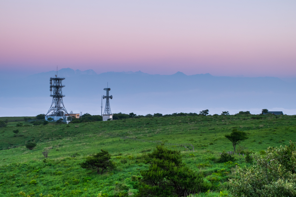 高ボッチの電波塔と北アルプス