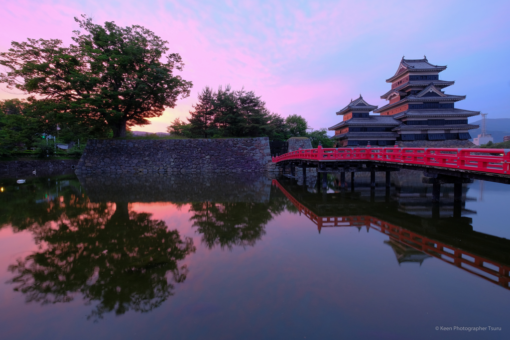 色づく空と城