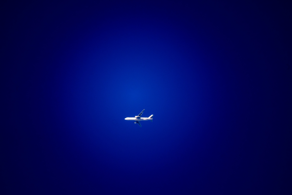 青空に飛行機