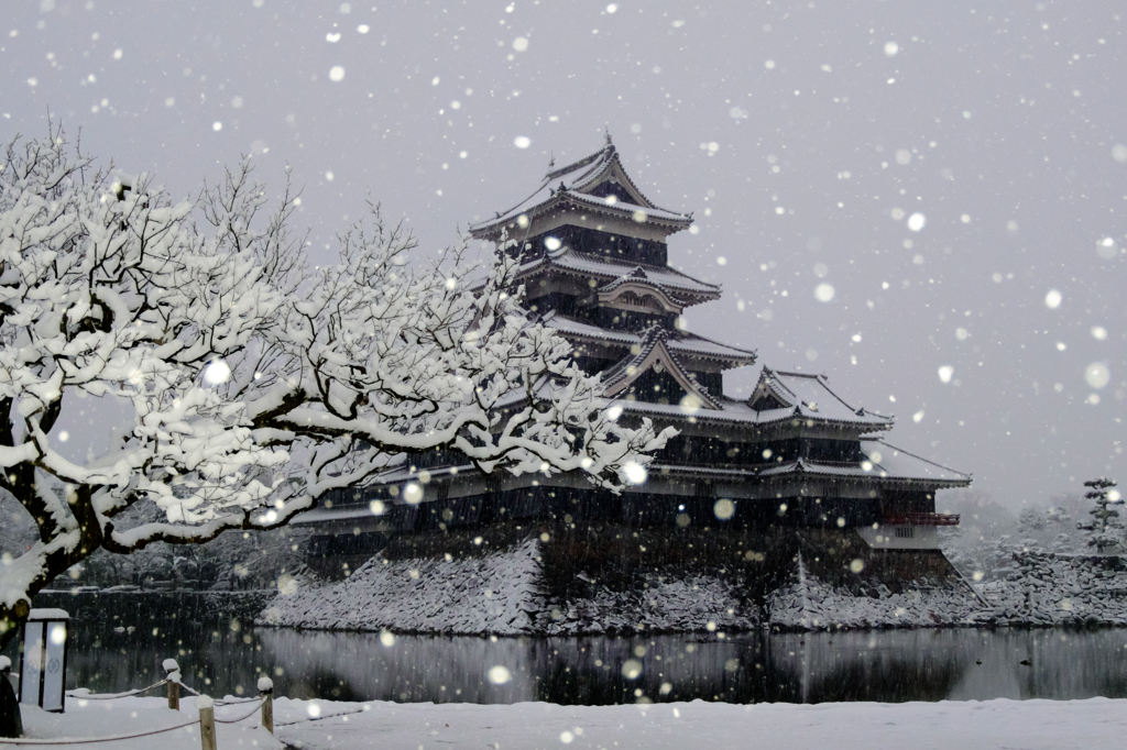 雪降る松本城