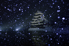 雪降る松本城