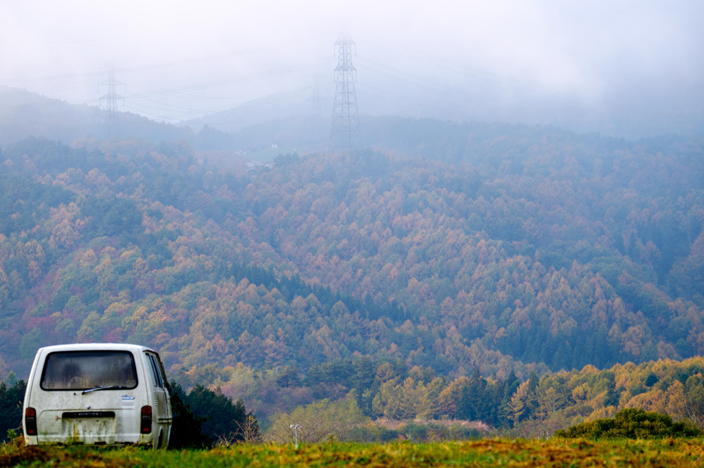 紅葉進む山と鉄塔