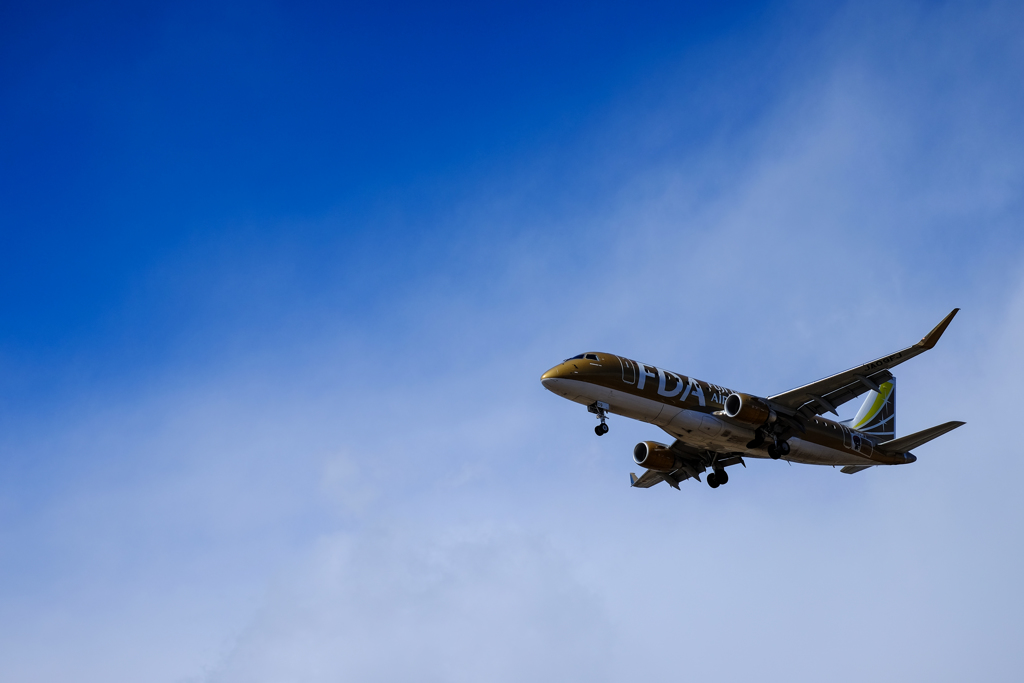 青空にゴールドの機体
