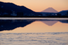 凍る湖面