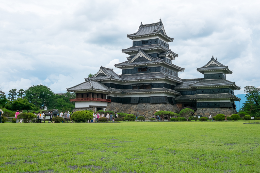 梅雨空の国宝松本城