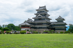 梅雨空の国宝松本城