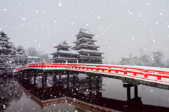初雪に霞む城と橋