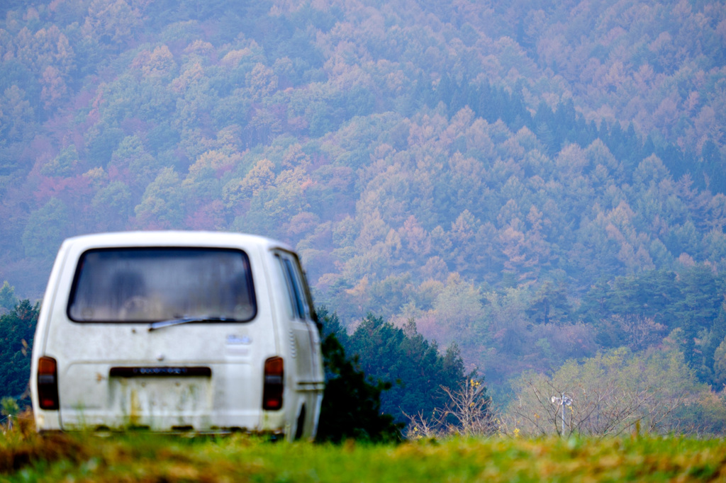 紅葉進む山と